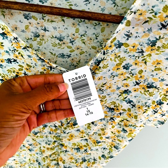 Torrid Ditsy Floral Mesh Ruhed Top NWT Size 1X - Picture 5 of 6